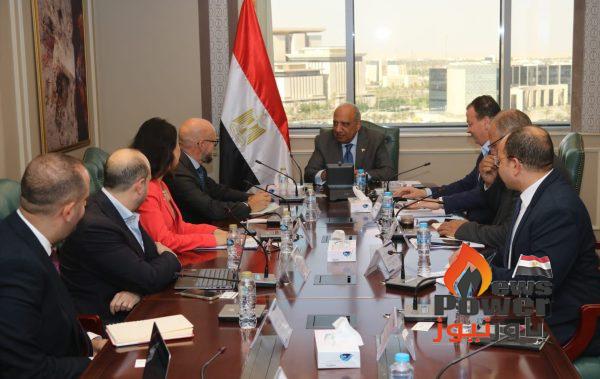 وزير الكهرباء يبحث مع وفد البنك الآسيوى للاستثمار في البنية التحتية 